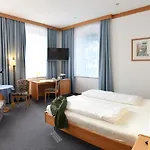 Hotel & Goldener Hirsch 3*
