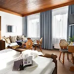 Hotel & Goldener Hirsch
