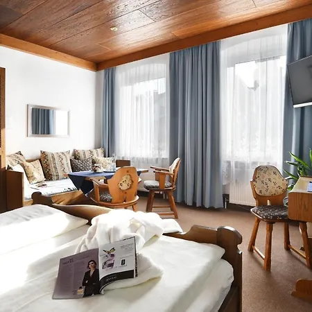 Hotel & Goldener Hirsch